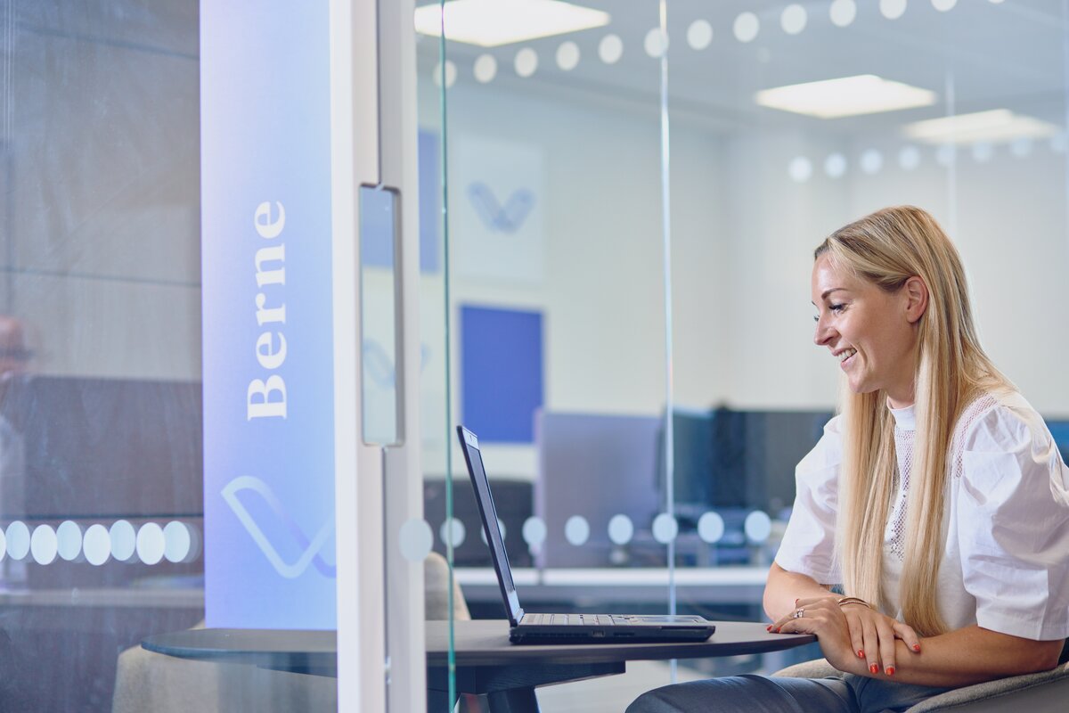 Employee in an online meeting